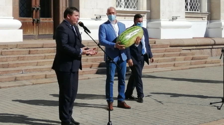 Шмигалю подарували найбільший кавун сезону. З QR-кодом