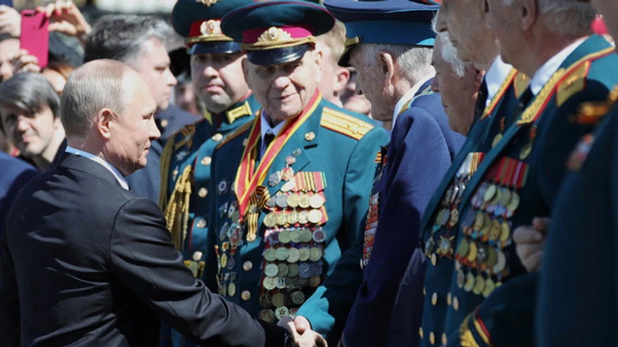 Путін ізолював усіх ветеранів, з якими сидітиме на параді – Bloomberg