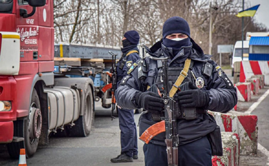 Між областями облаштують КПП, мірятимуть температуру або взагалі обмежать рух