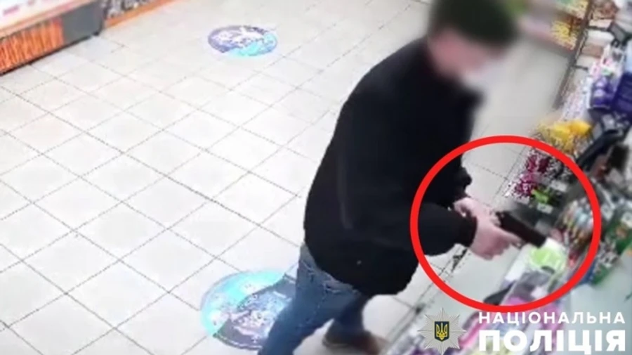 Іноземець з пістолетом пограбував магазин на Андріївському узвозі, його розшукали по гарячих слідах