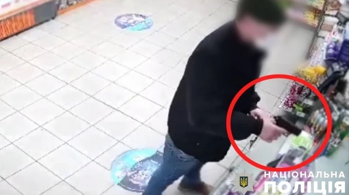 Іноземець з пістолетом пограбував магазин на Андріївському узвозі, його розшукали по гарячих слідах