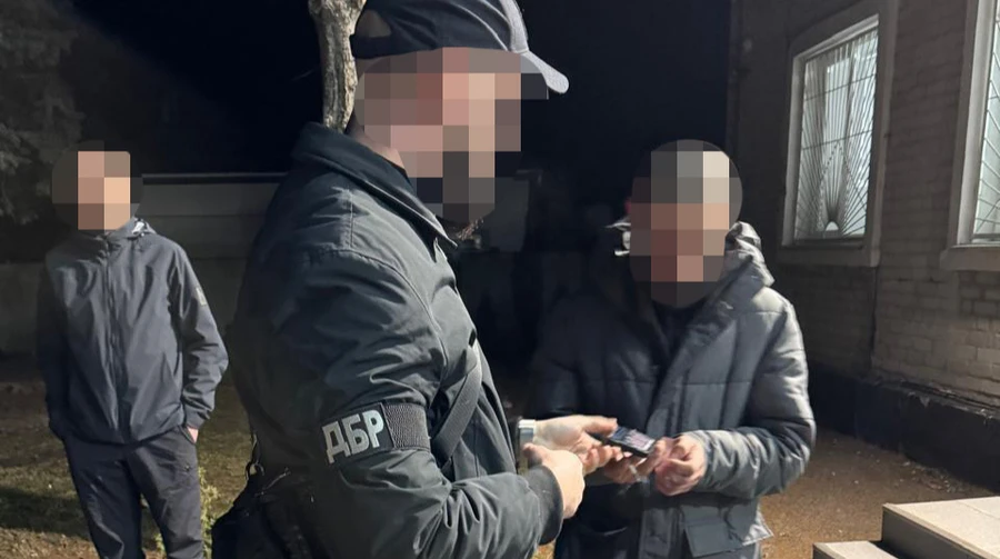 ДБР затримало посадовця ТЦК: мобілізував літнього рибалку, зламавши руку