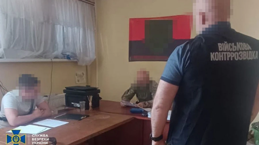 СБУ і поліція кажуть, що викрили посадовця: Нарахував 35 мільйонів бойових солдатам на Львівщині  