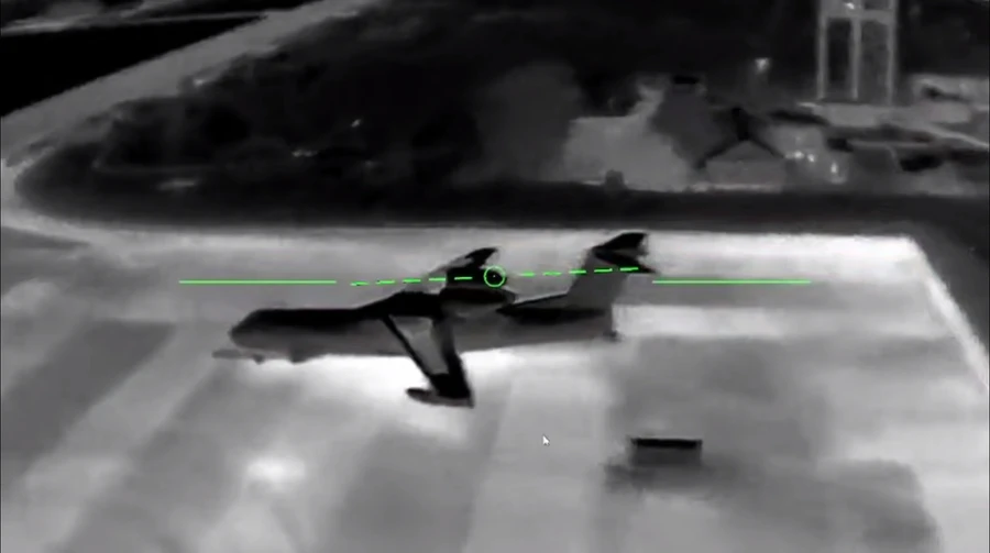 Ukraine hits Russian Be-200 amphibious aircraft and Ka-27 helicopter – video
