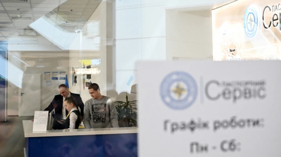 МЗС відновлює консульські послуги для чоловіків за кордоном, але з нововведенням