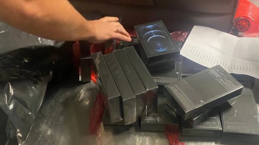 В Борисполе у пассажиров рейса из Дубай изъяли партию iPhone