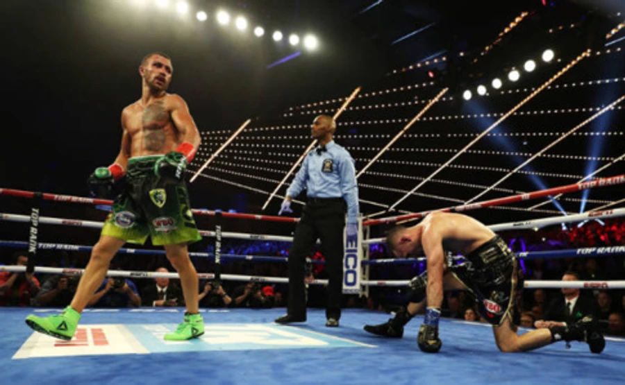 Ломаченко стал обладателем 2 чемпионских поясов в легком весе