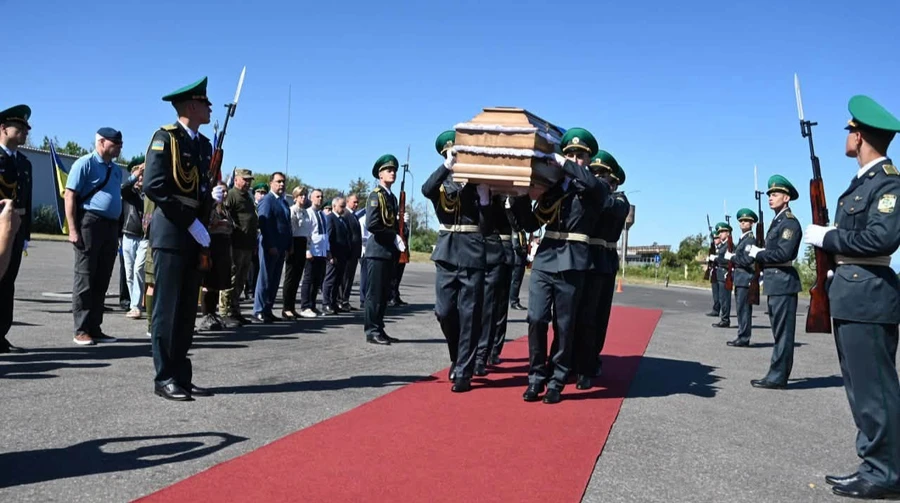 Прах Коновальця доставили в Україну