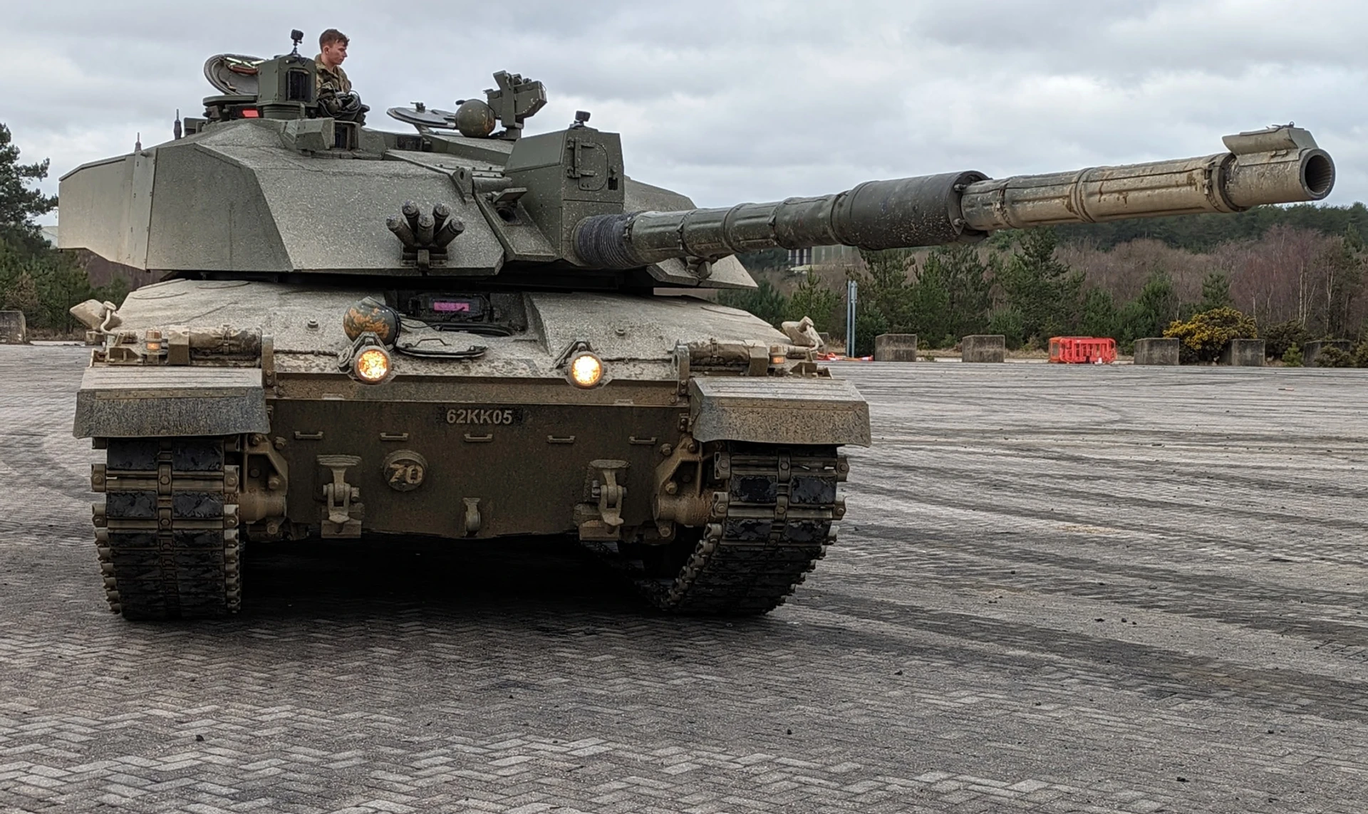Swapping your Lada for a Rolls-Royce: how Ukrainians in the UK are mastering Challenger 2 tanks and learning about assault operations