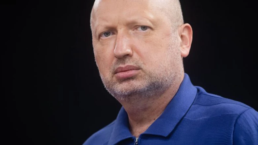 Турчинов: Порошенко будет ходить на допросы, когда вернется из-за границы 