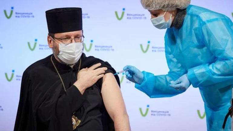 Кілька українських релігійних лідерів публічно вакцинувалися Covishield