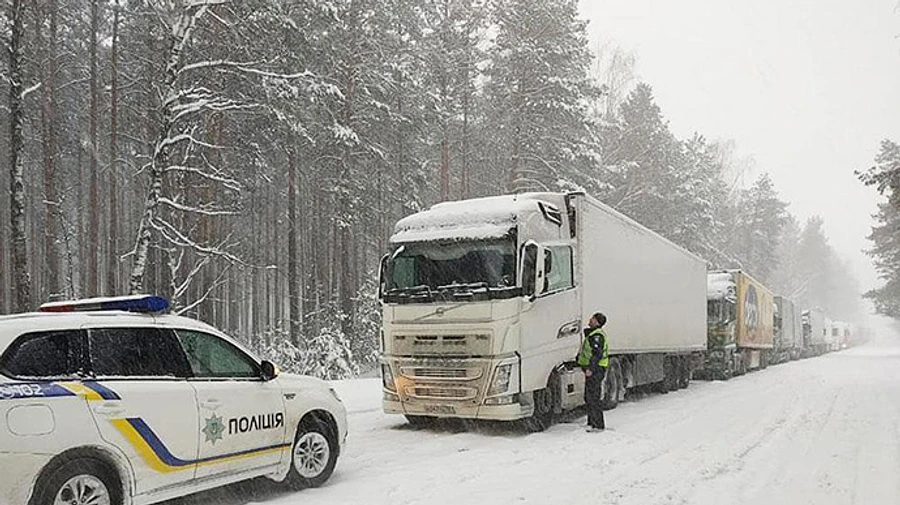 В четырех областях до сих пор ограничено движение, на среду снова прогнозируют снег