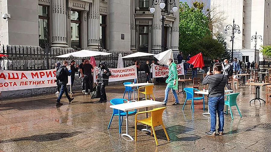 Рестораторы устроили летнюю террасу под Офисом президента