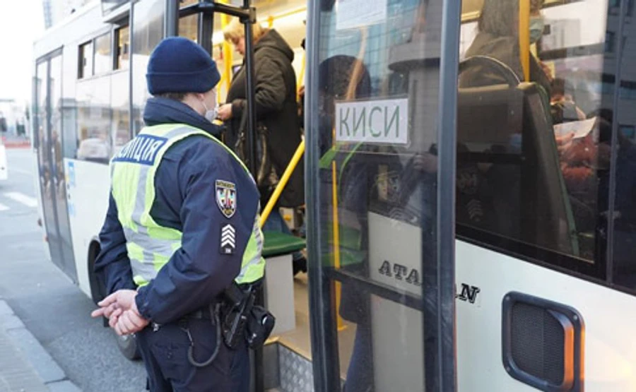 Київ зупинив громадський транспорт – вхід за спецперепустками