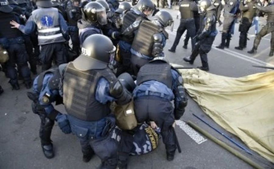Під Радою поліція затримала 26 учасників акції, на Інститутській помер чоловік 