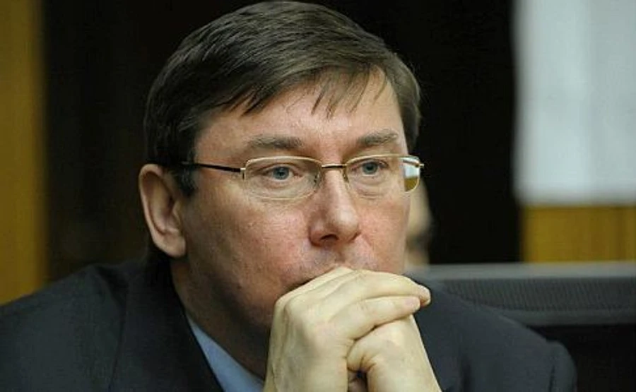 Порошенко под возгласы ганьба подписал назначение Луценко генпрокурором