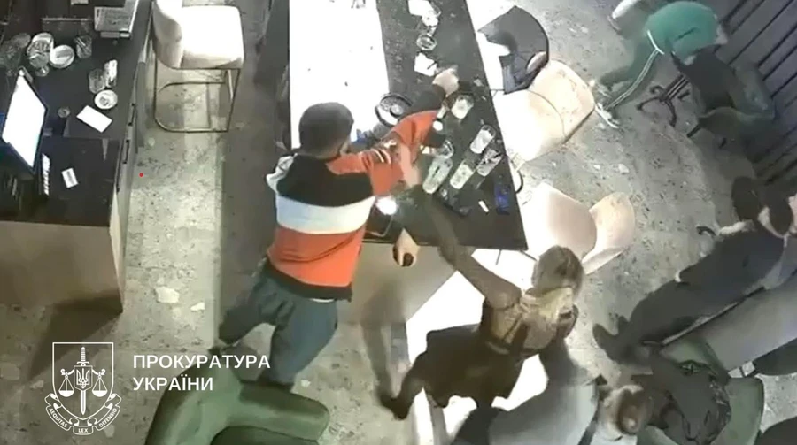 У Києві на Печерську чоловік влаштував стрілянину в барі, йому повідомили про підозру