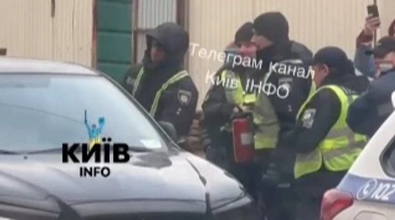 З’явилося відео, як патрульні у Києві гатять вогнегасником по легковику: у поліції пояснили ситуацію