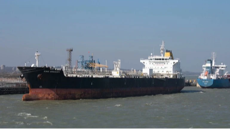 Испания спасла санкционный танкер теневого флота РФ – и не задержала его