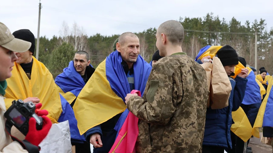 Немає слів: з'явилися кадри повернення українських бійців із російського полону
