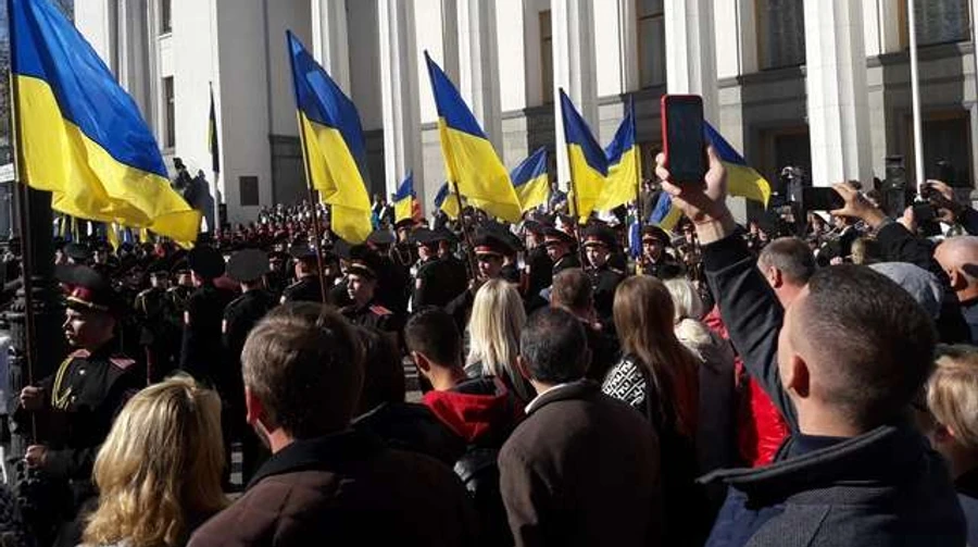 Понад 50% українців вважають виправданим втручання президента в роботу Ради та Кабміну – КМІС