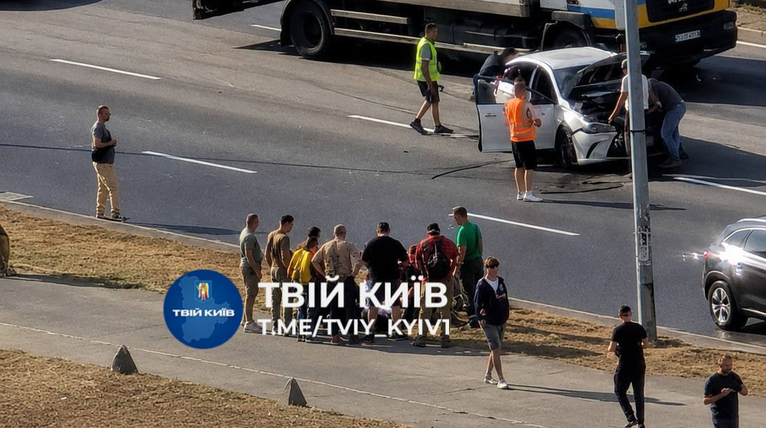 В Києві через дронову атаку постраждали 2 людей, зокрема 12-річна дитина