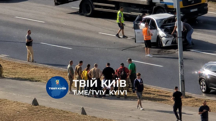 У Києві через дронову атаку постраждали 6 людей, зокрема 12-річна дитина