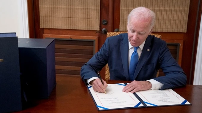 Байден підписав бюджет США на 2023 рік з вирішальною допомогою для України