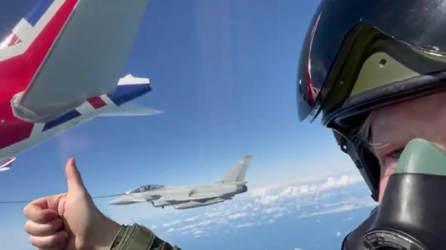 Джонсон політав на винищувачі і порівняв політ з керівництвом партією