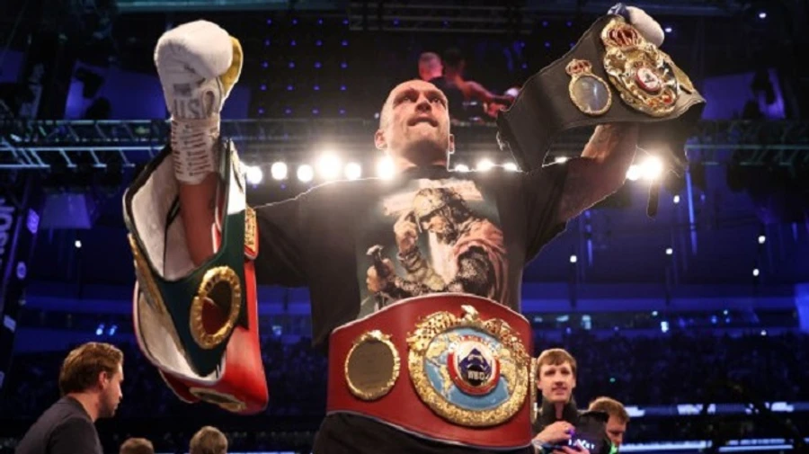 Головні новини суботи і ночі: перемога Усика, війська РФ біля українських кордонів