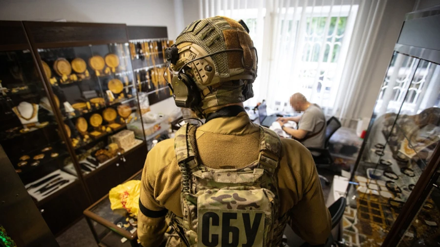 Силовики заблокували канал сонячної контрабанди: вилучено понад тонну бурштину 