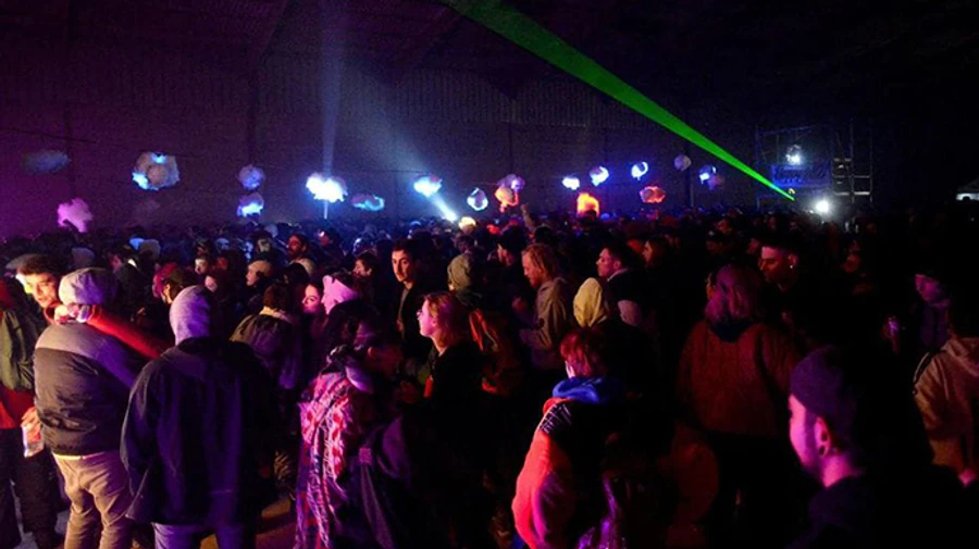 У Франції поліція вже добу не може розігнати масштабну підпільну вечірку