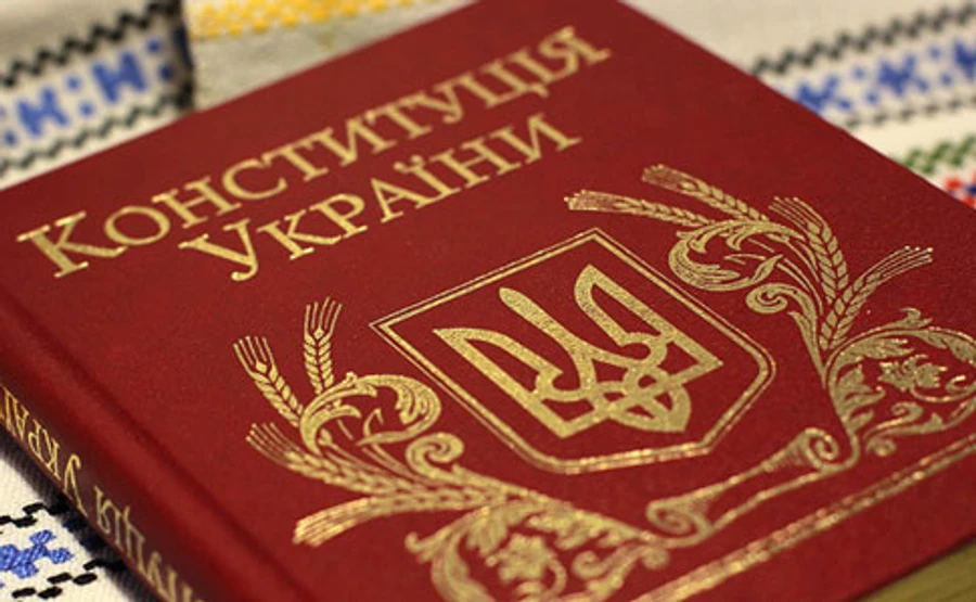 Ликвидируются районы, вводятся префекты: как Зеленский предлагает изменить Конституцию