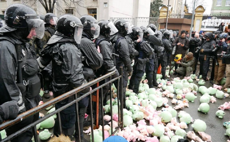 Нацкорпус сходив під АП, закидав будівлю свинями