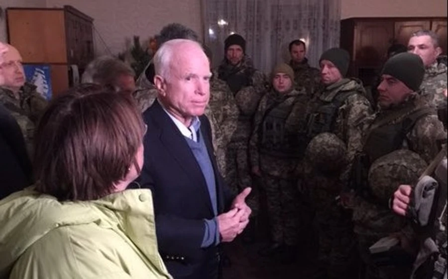 Маккейн у Маріуполі говорив про співпрацю і Путіна