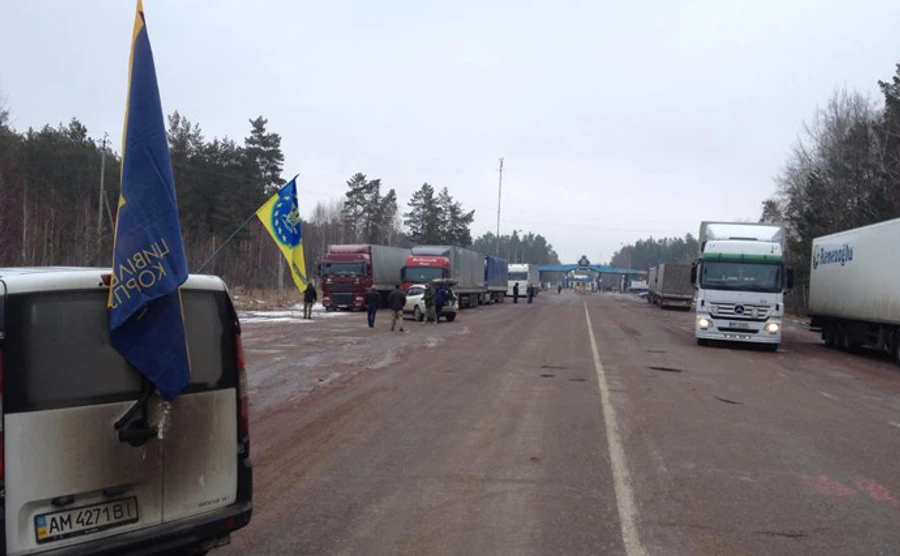 Блокувати російські вантажівки почали вже й на Житомирщині