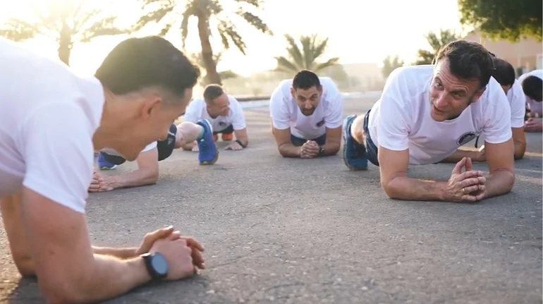 Макрон постояв у планці на Близькому Сході