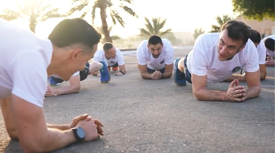 Макрон постояв у планці на Близькому Сході