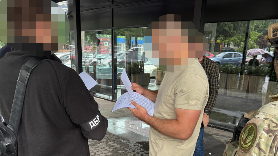 ДБР затримало бійця за підозрою у насильстві над колегами у полку "Скеля"