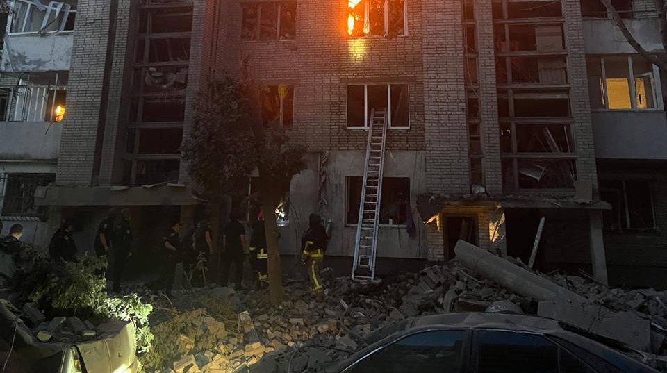У Львові розбирають завали після російсько удару: 15 постраждалих