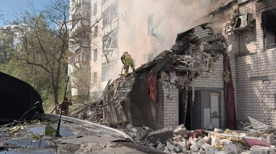 Дрон РФ поцілив у житловий будинок у Чернігові: 8 потерпілих, рятувальники гасять пожежу