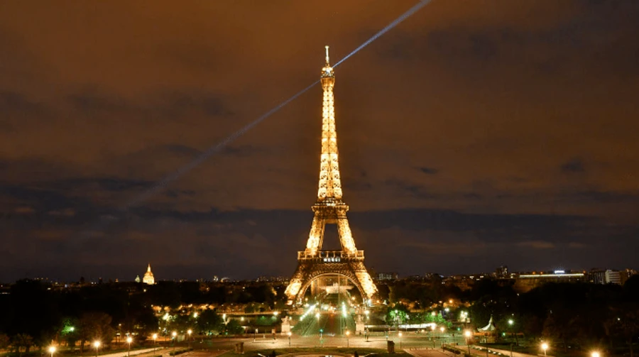 Мэр Парижа предложит сократить освещение Эйфелевой башни на фоне энергокризиса
