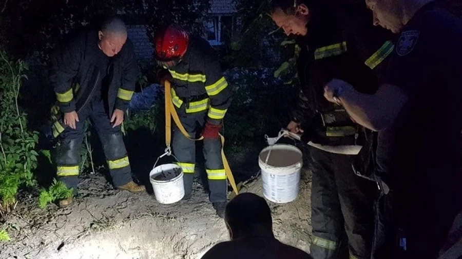 Копал колодец: в Киеве мужчину засыпало землей на глубине 4 метра