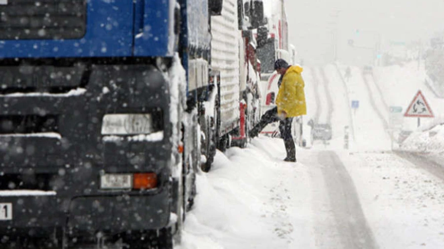 Из-за снега ограничено движение на дорогах в четырех областях Украины