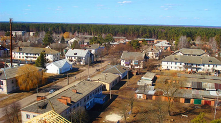 Унікальне двоповерхове селище посеред Полісся. Репортаж про життя біля заводу, якого нема