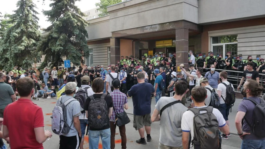 Судебная охрана объяснила, почему не пускала людей на суд по Стерненко