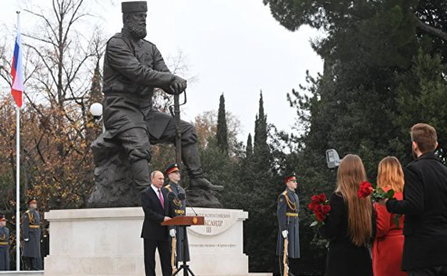 Путін приїхав в анексований Крим і відкрив пам'ятник Олександру III