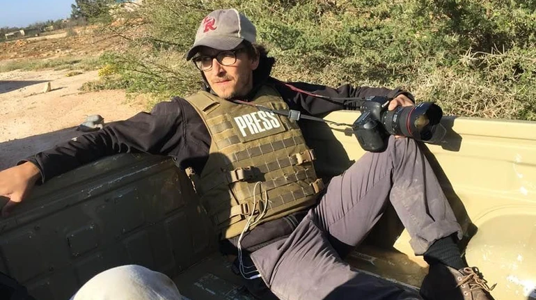 Стрімінг НВО Мах випускає фільм Озброєний лише камерою про вбитого на війні в Україні американського журналіста Брента Рено. Рецензія