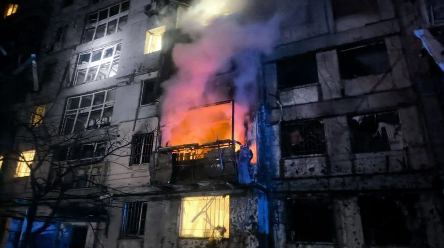 Russia attacks Dnipro: apartment building catches fire, 14 injured