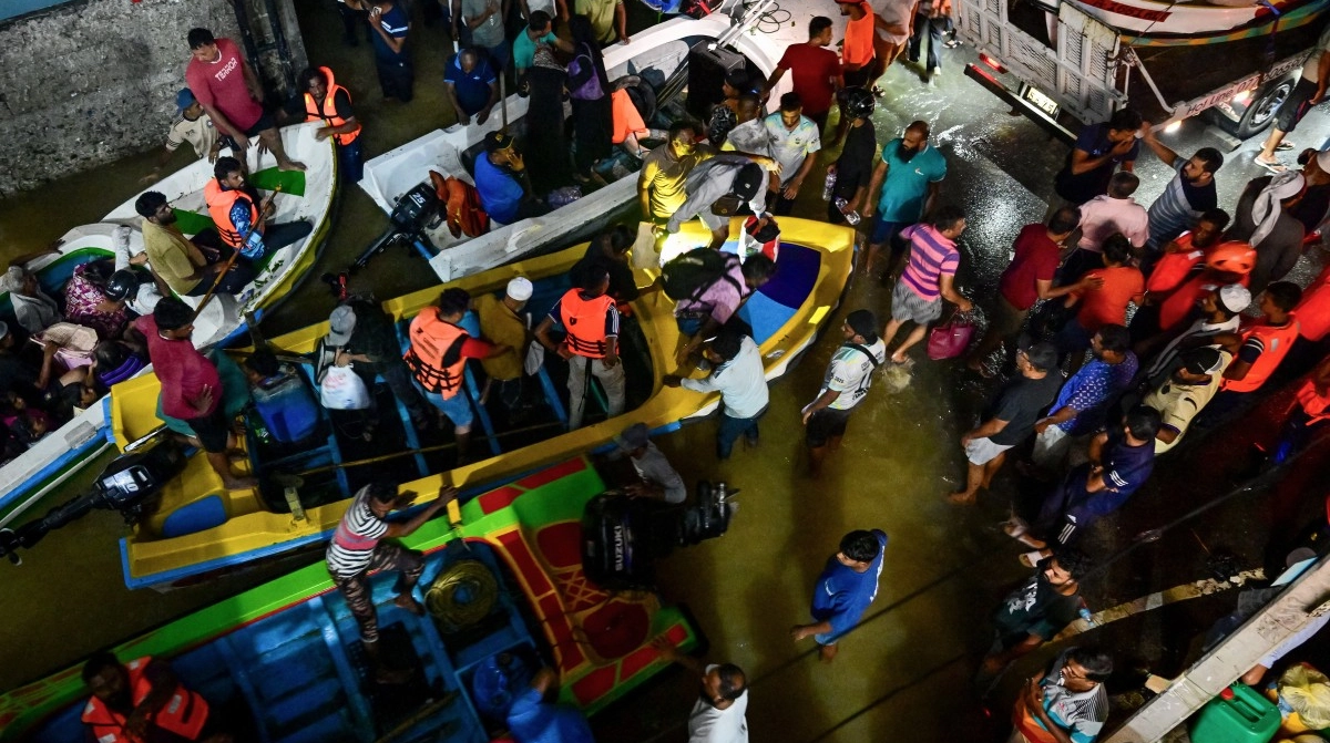 Сильні шторми в Азії забрали майже 1000 життів - Bloomberg